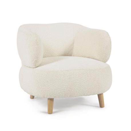 Кресло Luisa из белой ткани букле с ножками из массива каучука